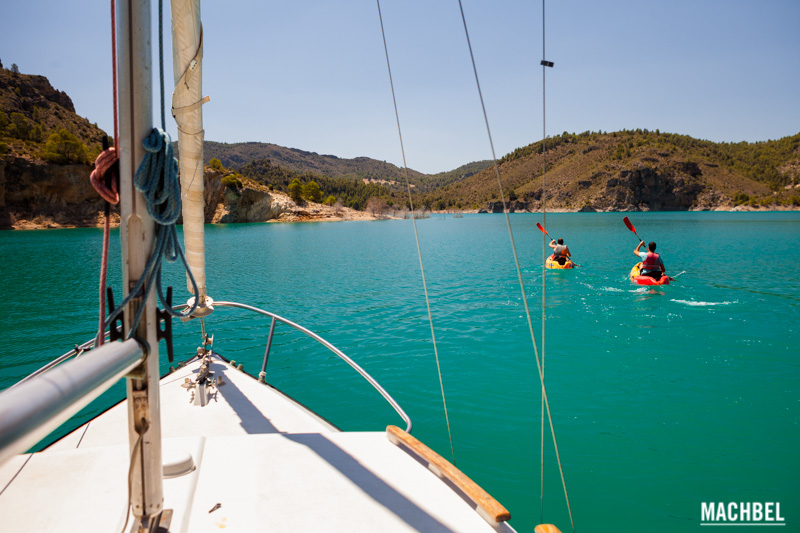 piraguismo-en-el-embalse-de-fuensanta-provincia-de-albacete-lugares-para-visitar-castilla-la-mancha-by-machbel