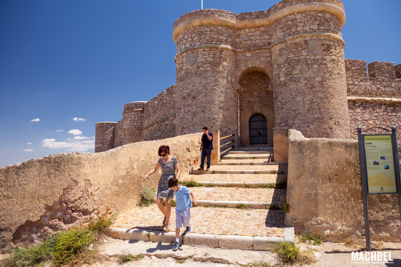 puerta-principal-del-castillo-de-chinchilla-provincia-de-albacete-lugares-para-visitar-castilla-la-mancha-by-machbel